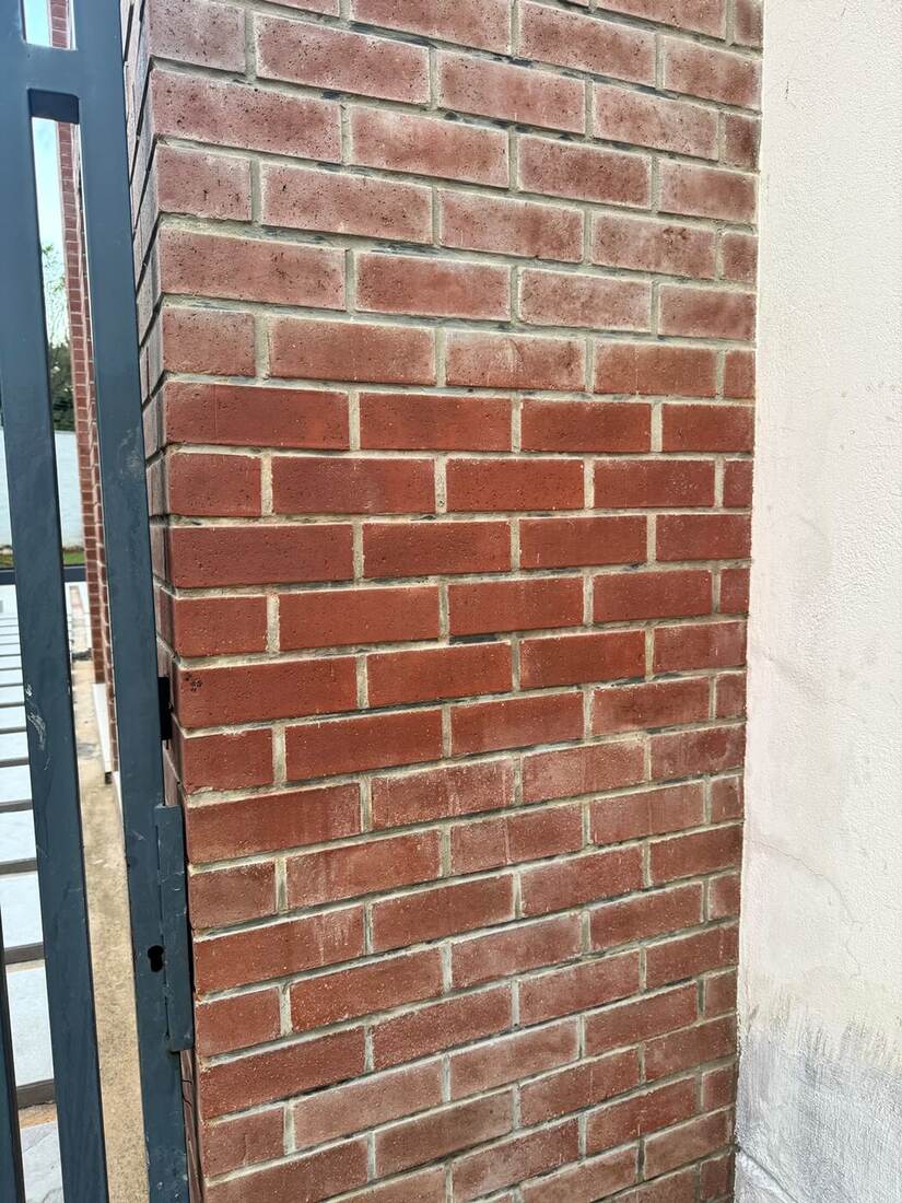 Restored facebrick corner pillar with an even, clean finish